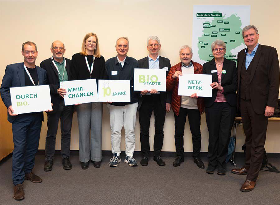 Auf dem Bild von links nach rechts: Michael Kolmer (Dezernent Darmstadt, stv. Vorsitzender Bio-Städte), Reiner Erben (Referent Augsburg), Claudia Striffler (BMLEH), Claudio Serafini (Organic Cities Network Europe), Werner Ebert, Peter Pluschke (früherer Umweltreferent Nürnberg + früh. Sprecher Bio-Städte), Annette Bruhns (Pressesprecherin BÖLW), Peter Ottmann (GF NürnbergMesse)